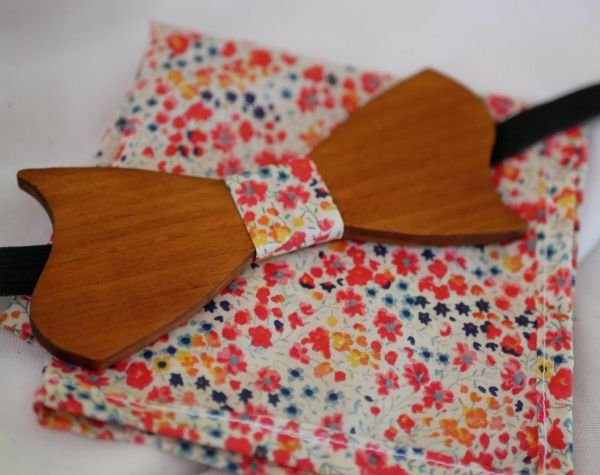 Liberty tasje en houten strikje
