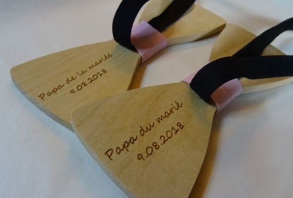 Gegraveerde houten trouwstrikken
