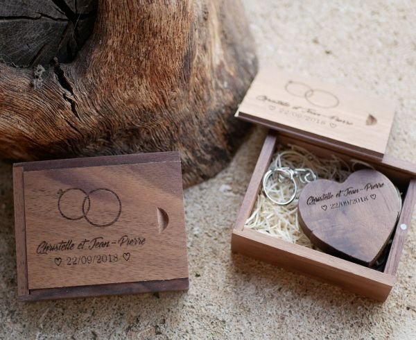 Houten usb sleutel met gegraveerd doosje