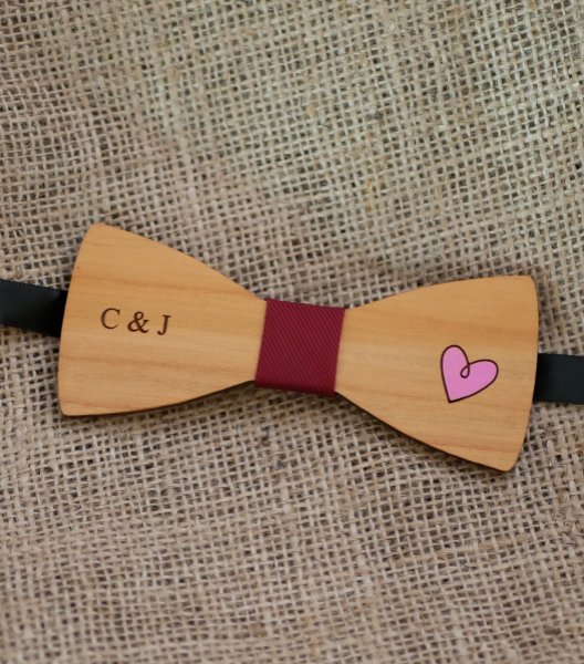 Met gegraveerd en beschilderd roze hart