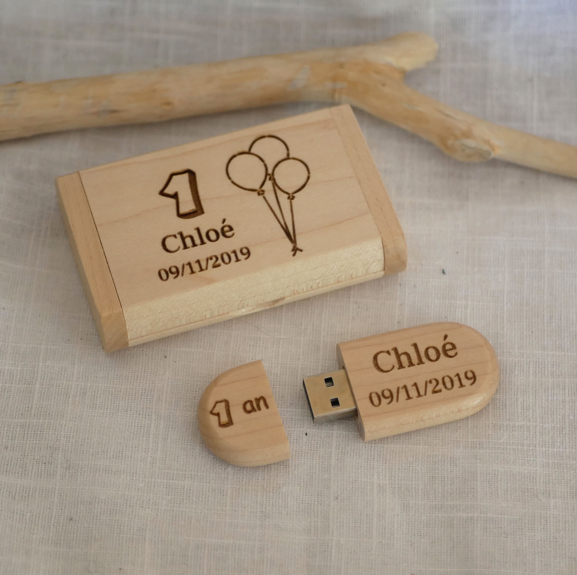 Tekening gegraveerd op een USB-sleutel met zijn doosje