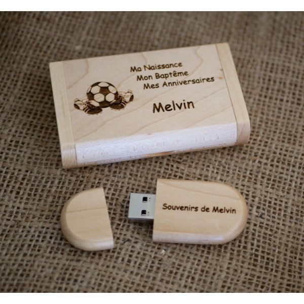 Graveren op een esdoorn USB-stick