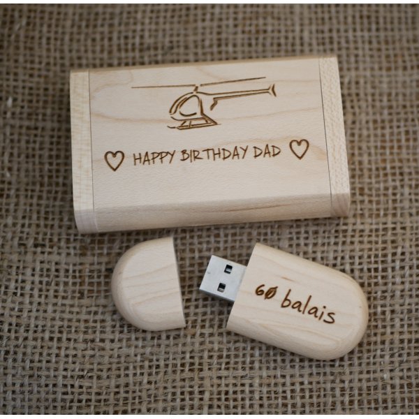 Gravure van een helikopter op een USB-stick van licht hout