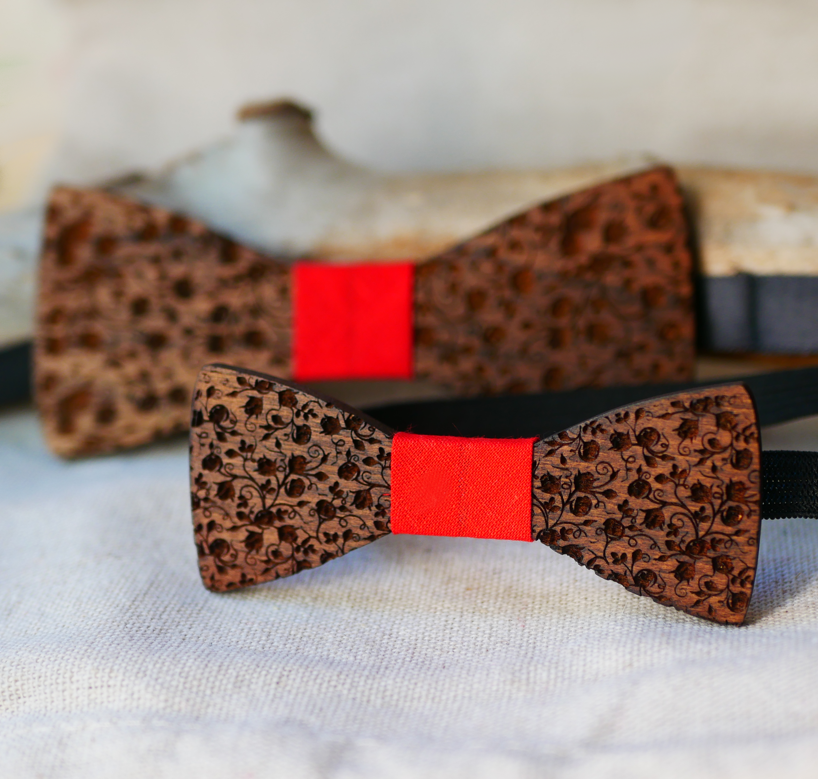 Rood lint strikjes vader en zoon