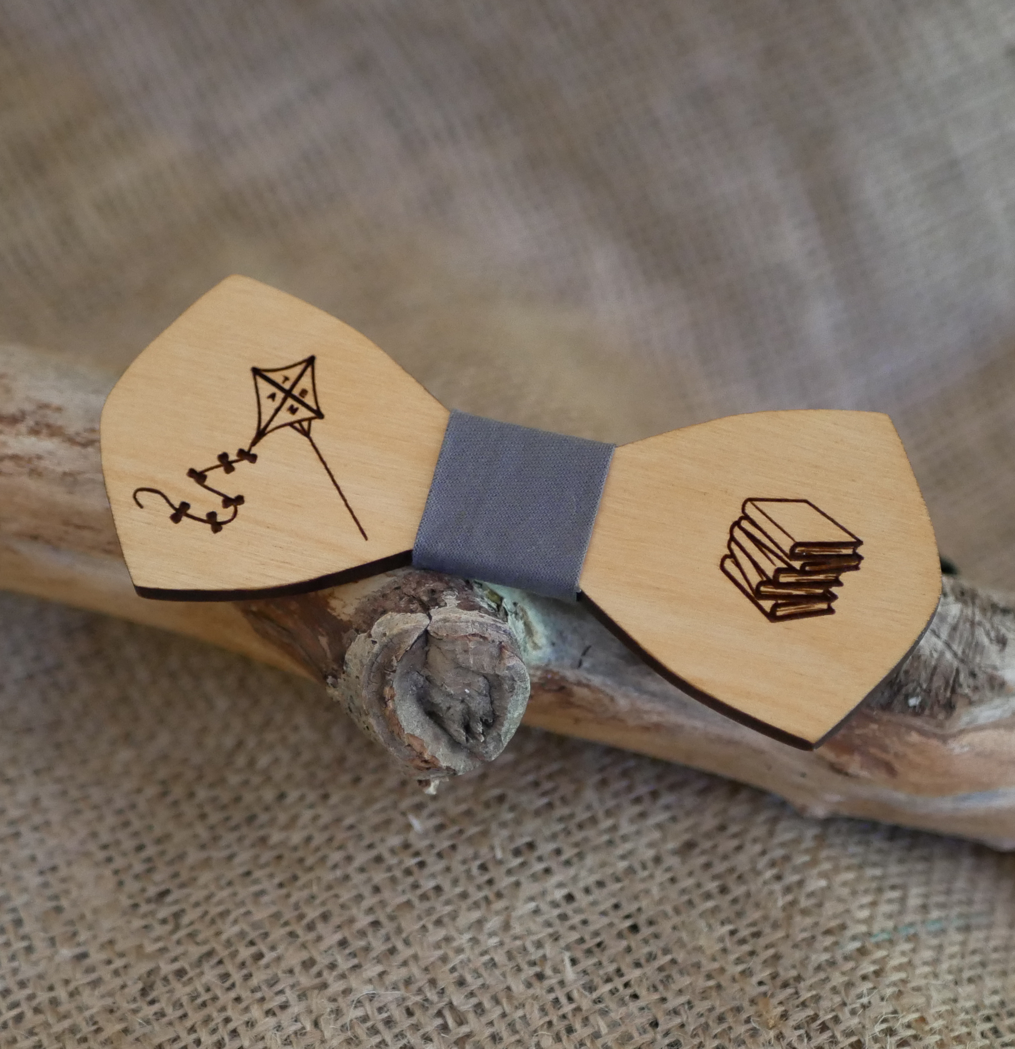 Twee ontwerpen gegraveerd op een natuurlijk houten vlinderdasje