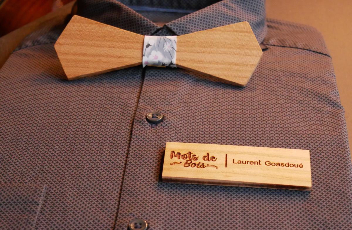 Houten badge met bedrijfslogo en naam