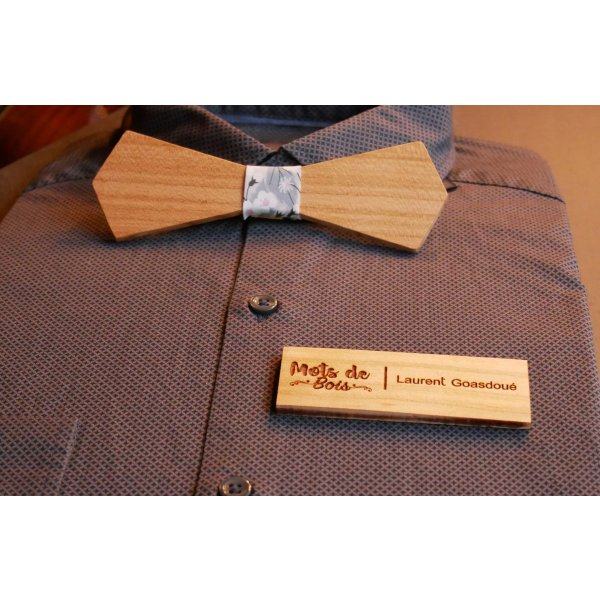 Houten badge met bedrijfslogo en naam