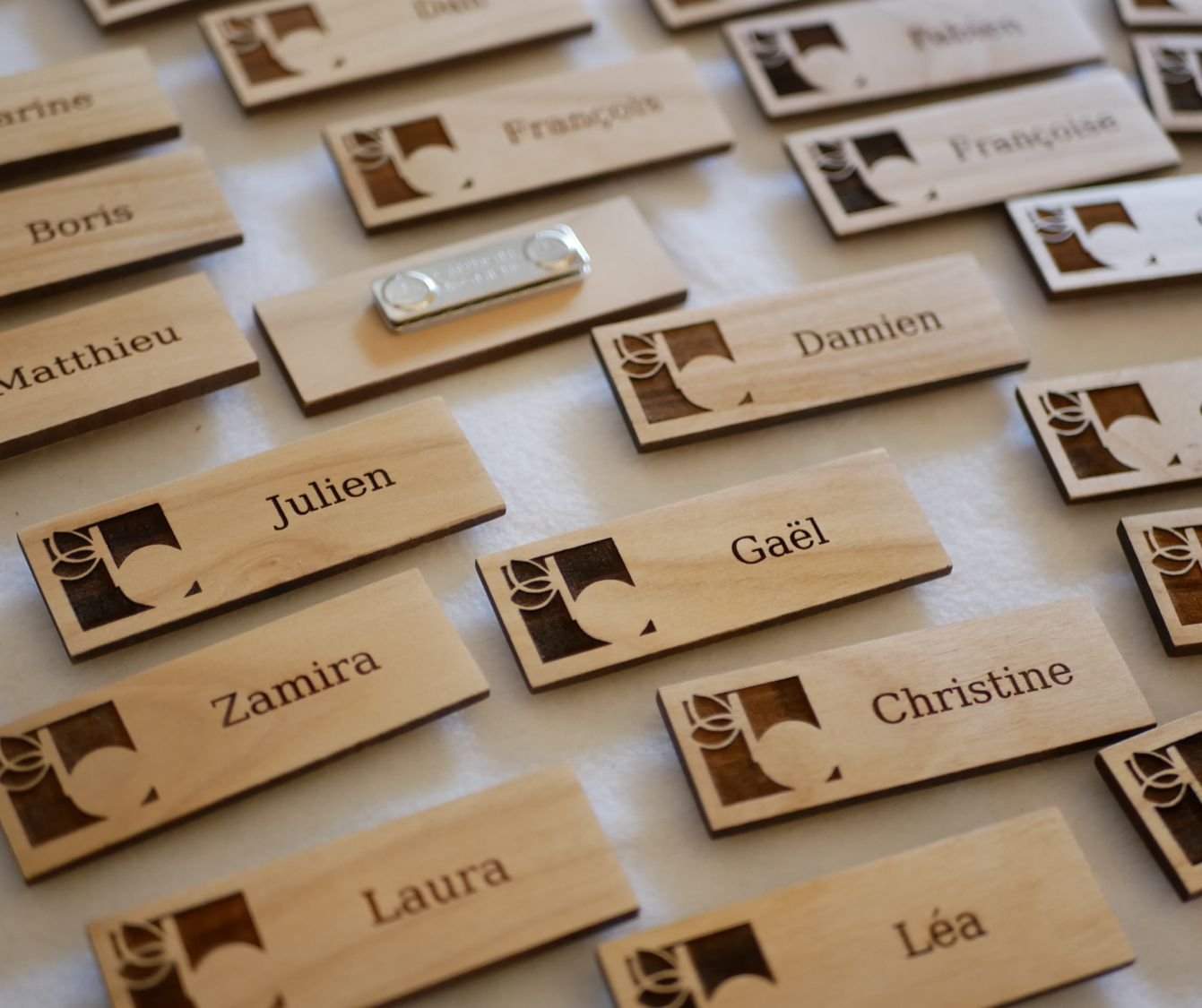 Houten badge met bedrijfslogo en naam