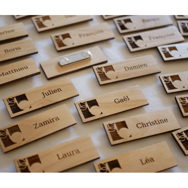 Houten badge met bedrijfslogo en naam