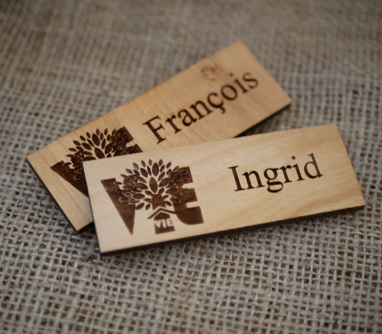 Houten badge met bedrijfslogo en naam