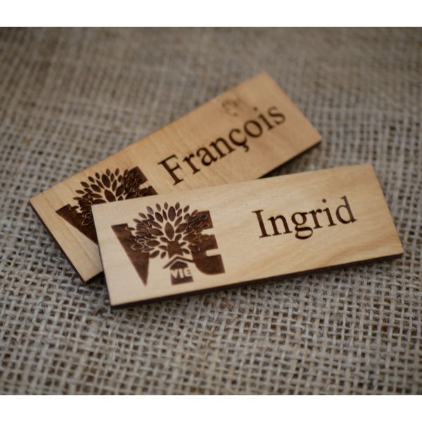 Houten badge met bedrijfslogo en naam