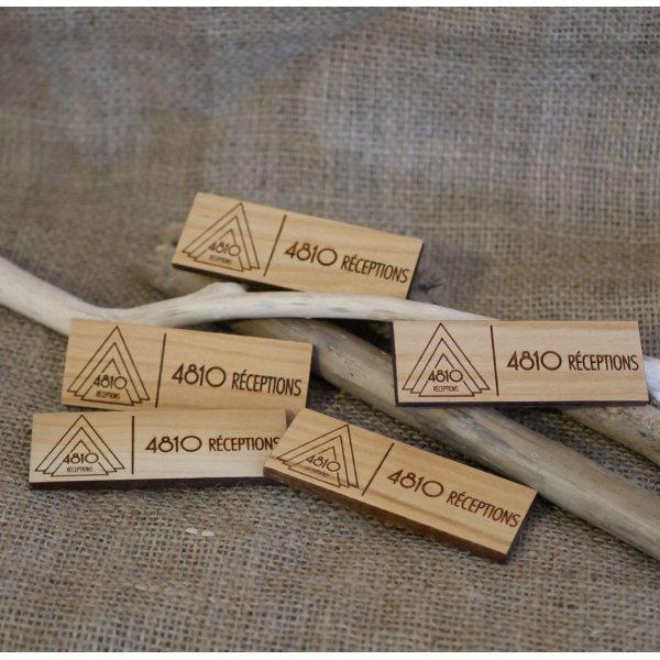 Houten badge met bedrijfslogo en naam