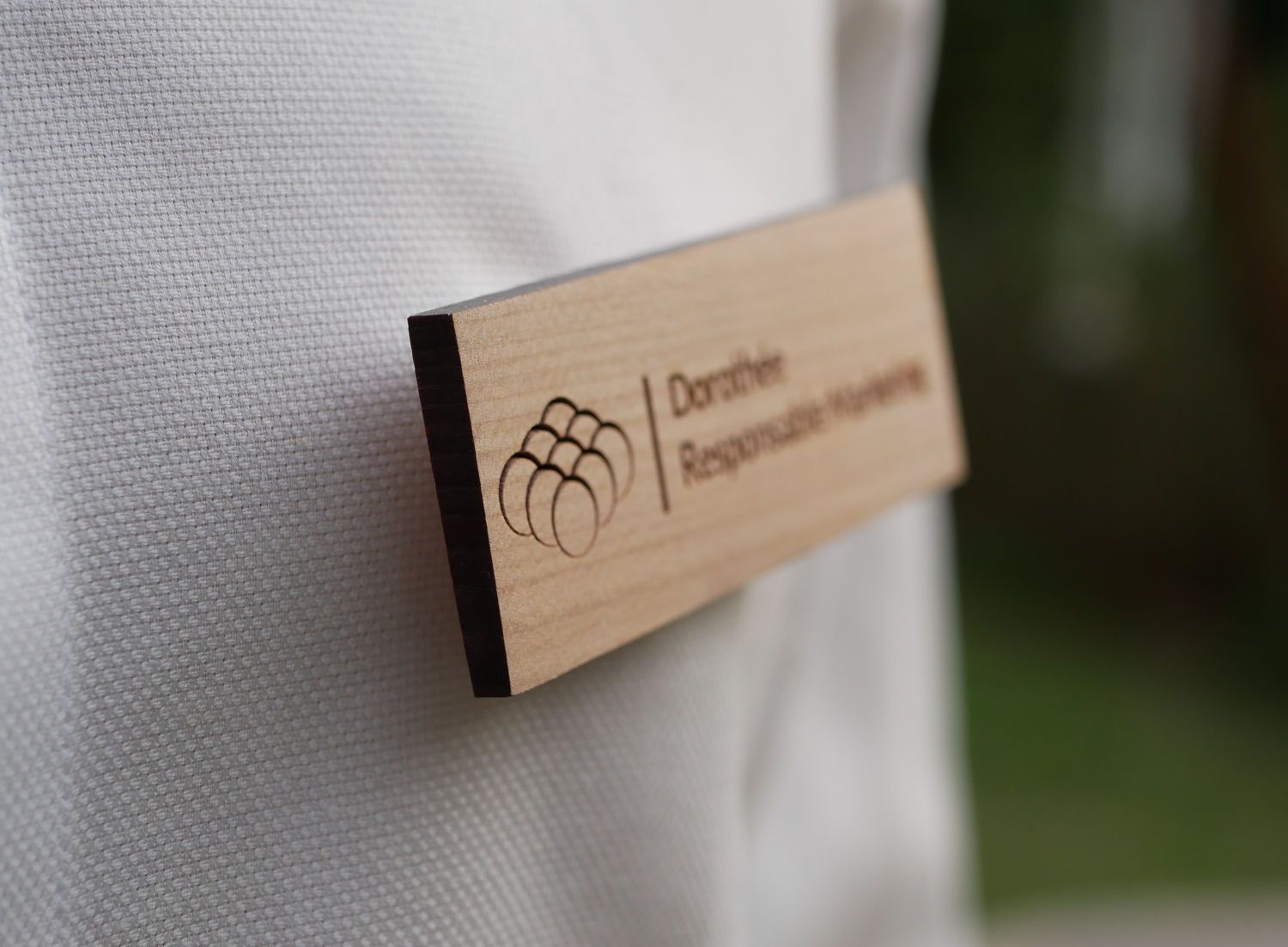 Houten badge met bedrijfslogo en naam