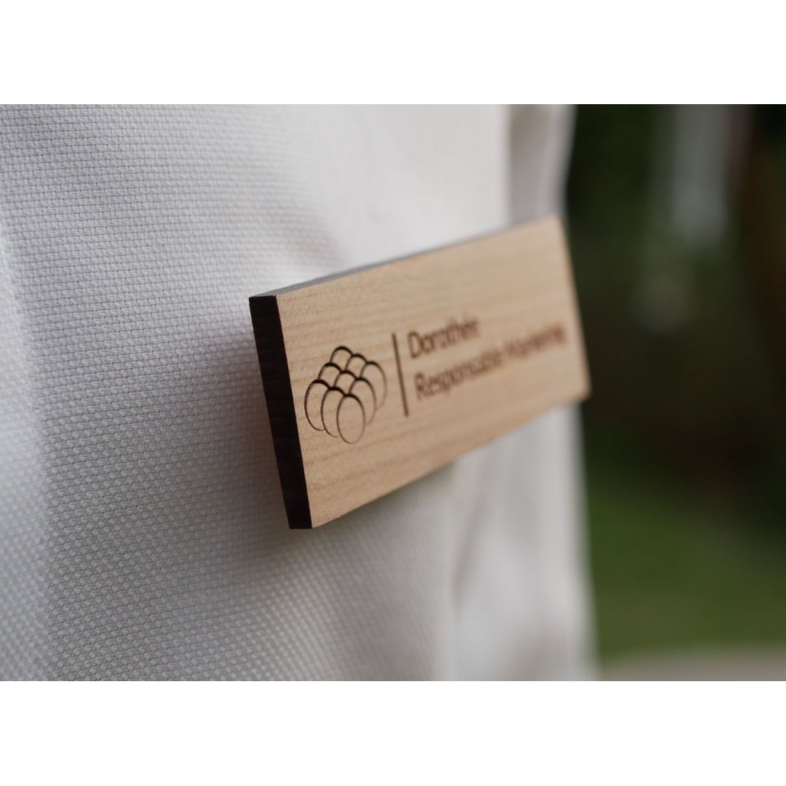 Houten badge met bedrijfslogo en naam