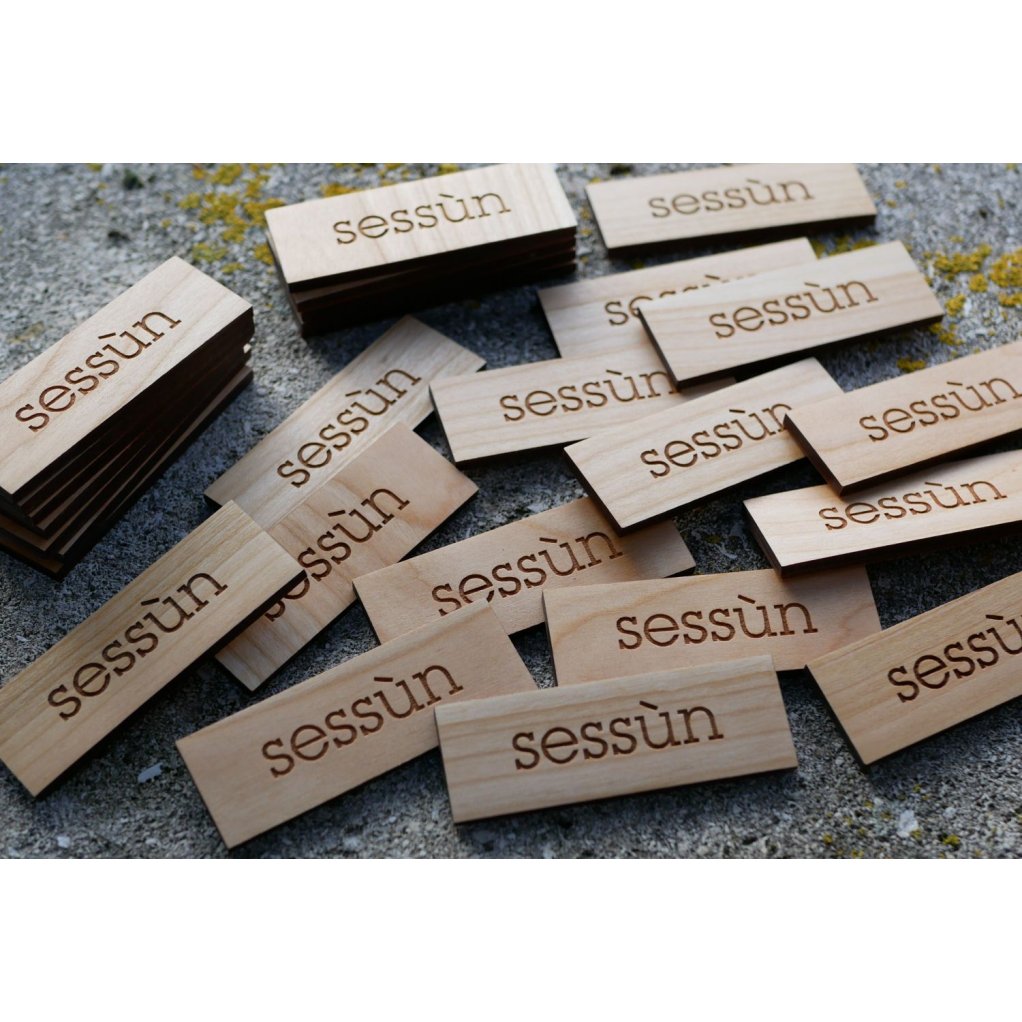 Houten badge met bedrijfslogo en naam
