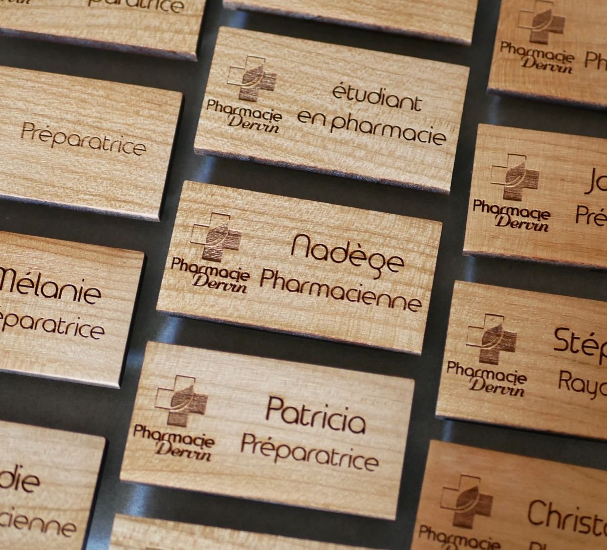 Houten badge met bedrijfslogo en naam
