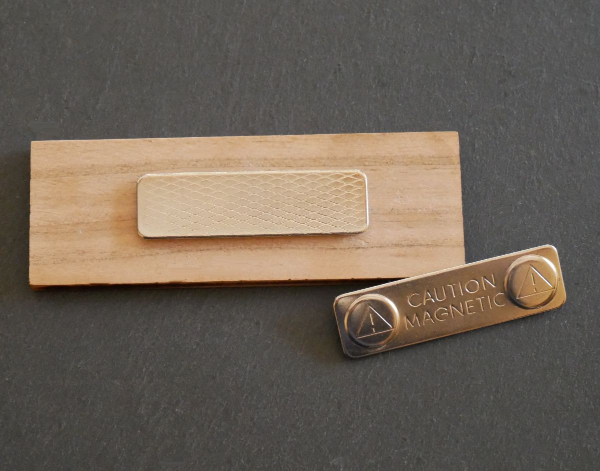 Houten badge met bedrijfslogo en naam