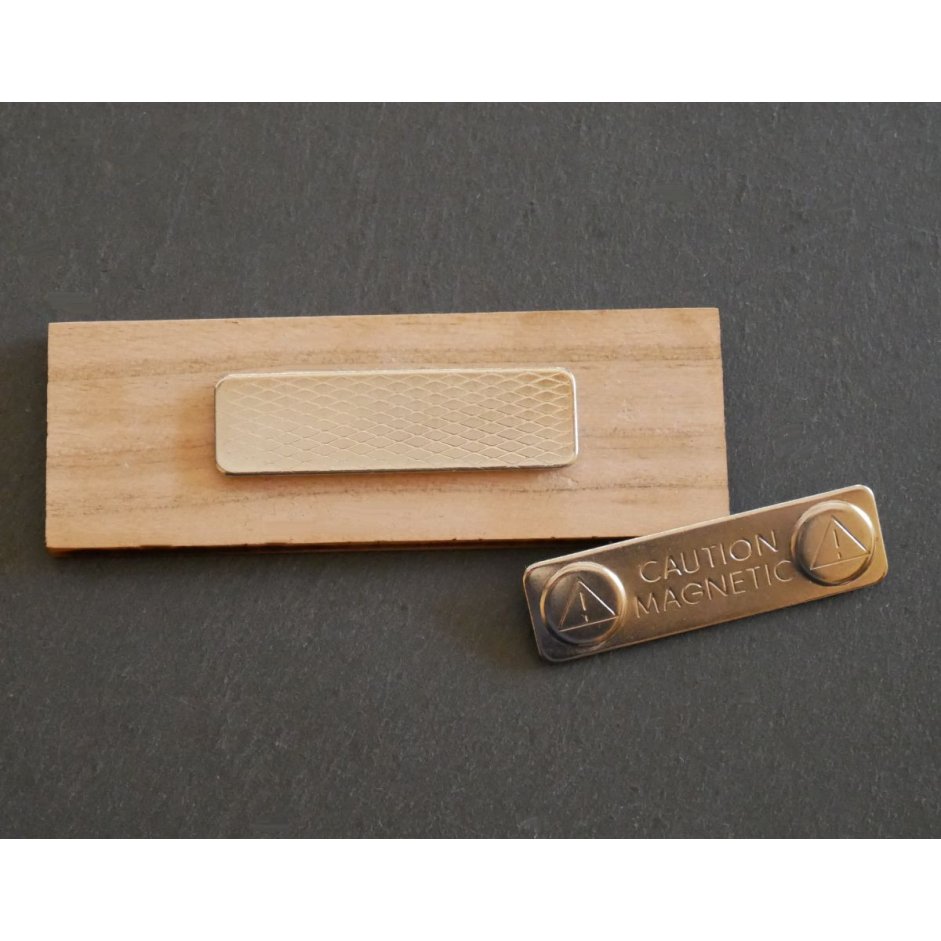 Houten badge met bedrijfslogo en naam