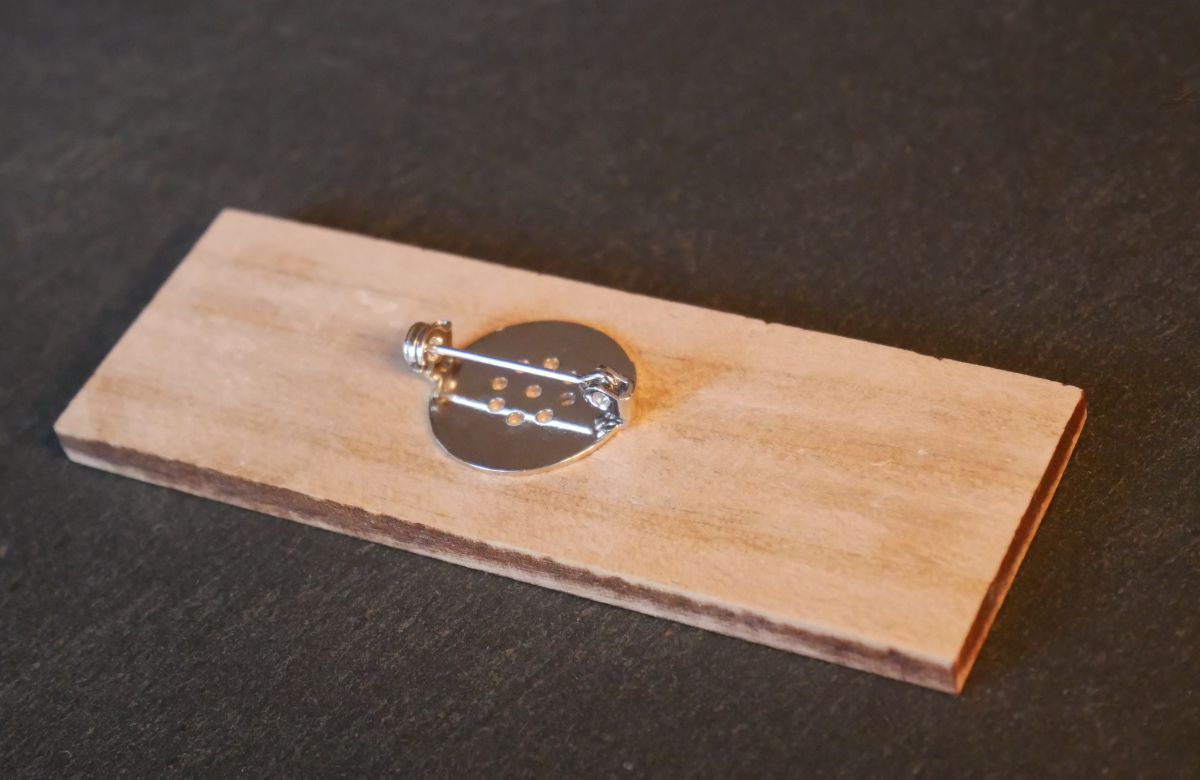 Houten badge met bedrijfslogo en naam