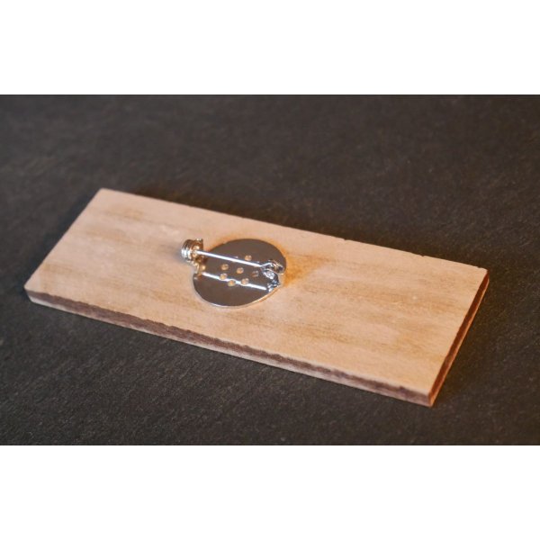 Houten badge met bedrijfslogo en naam