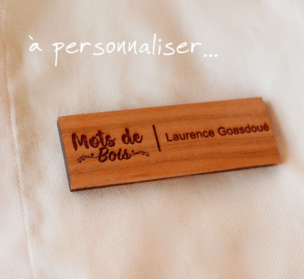 Houten badge met bedrijfslogo en naam