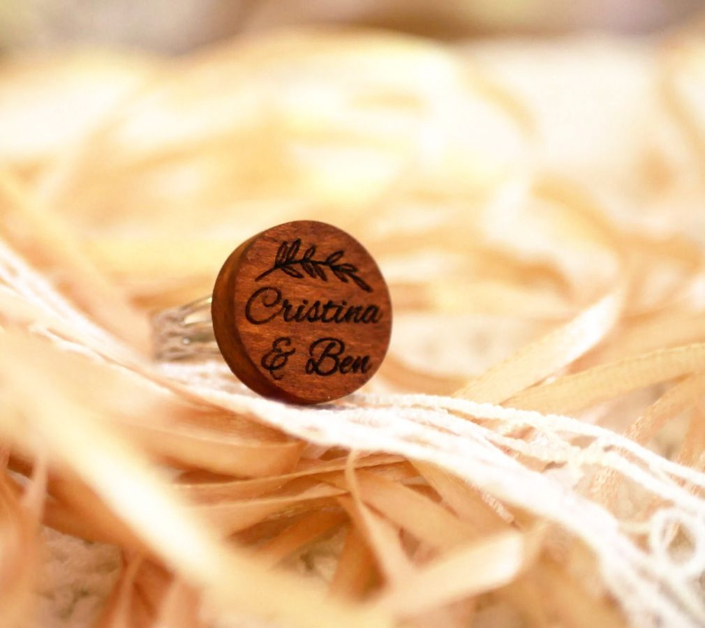 Houten cabochon ring gepersonaliseerd door gravure