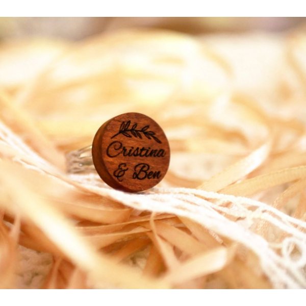 Houten cabochon ring gepersonaliseerd door gravure