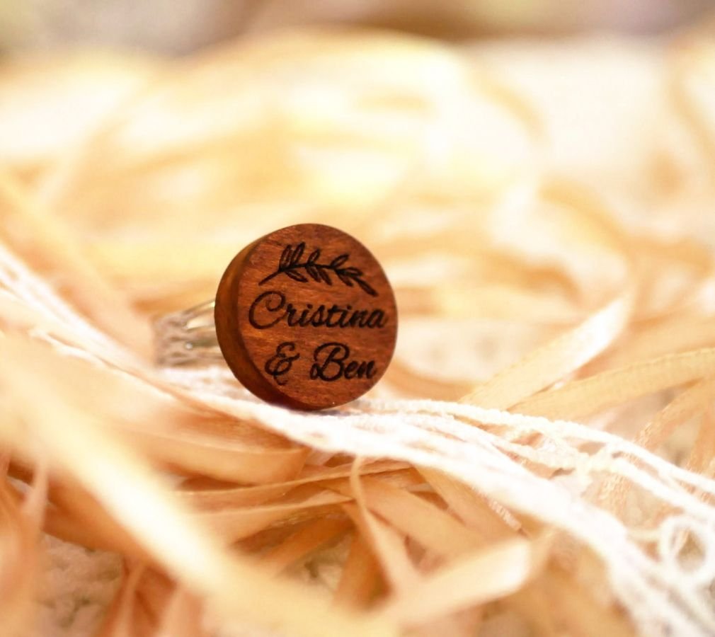 Houten cabochon ring gepersonaliseerd door gravure