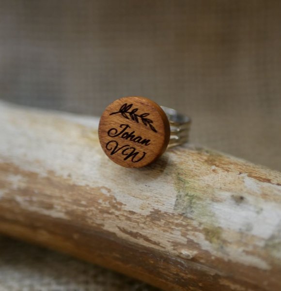 Houten cabochon ring gepersonaliseerd door gravure