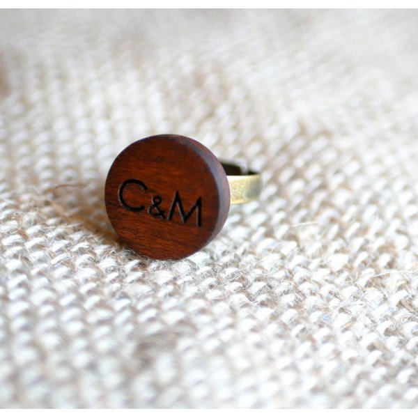 Houten cabochon ring gepersonaliseerd door gravure