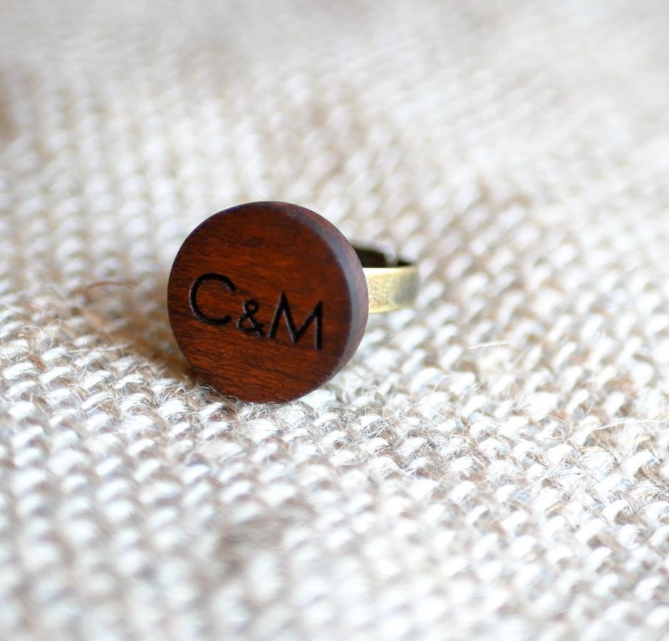 Houten cabochon ring gepersonaliseerd door gravure