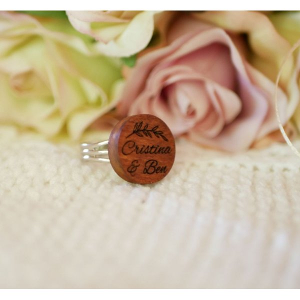 Houten cabochon ring gepersonaliseerd door gravure
