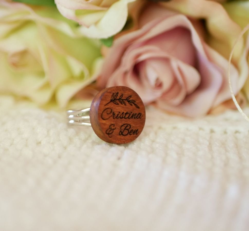 Houten cabochon ring gepersonaliseerd door gravure