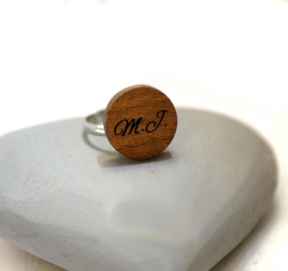 Houten cabochon ring gepersonaliseerd door gravure