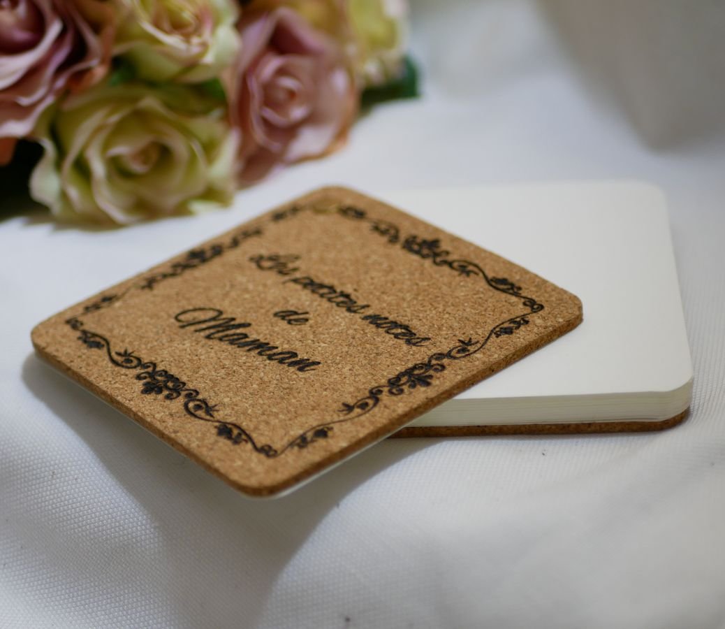 Gegraveerd notitieblok van kurk als gepersonaliseerd geschenk 