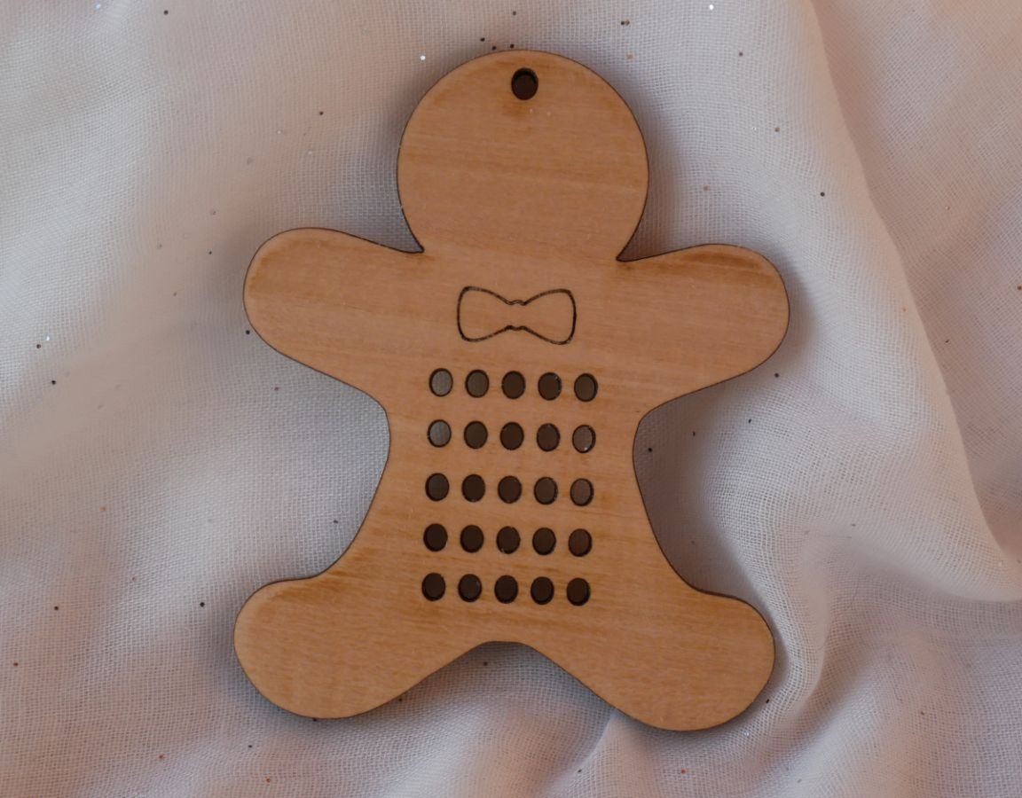 Houten kerstkoekjesman om zelf te borduren en te versieren 