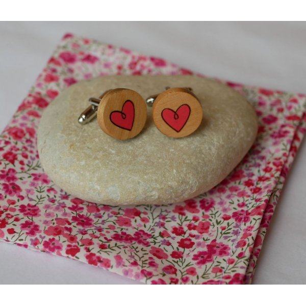 Houten manchetknopen met geschilderde harten