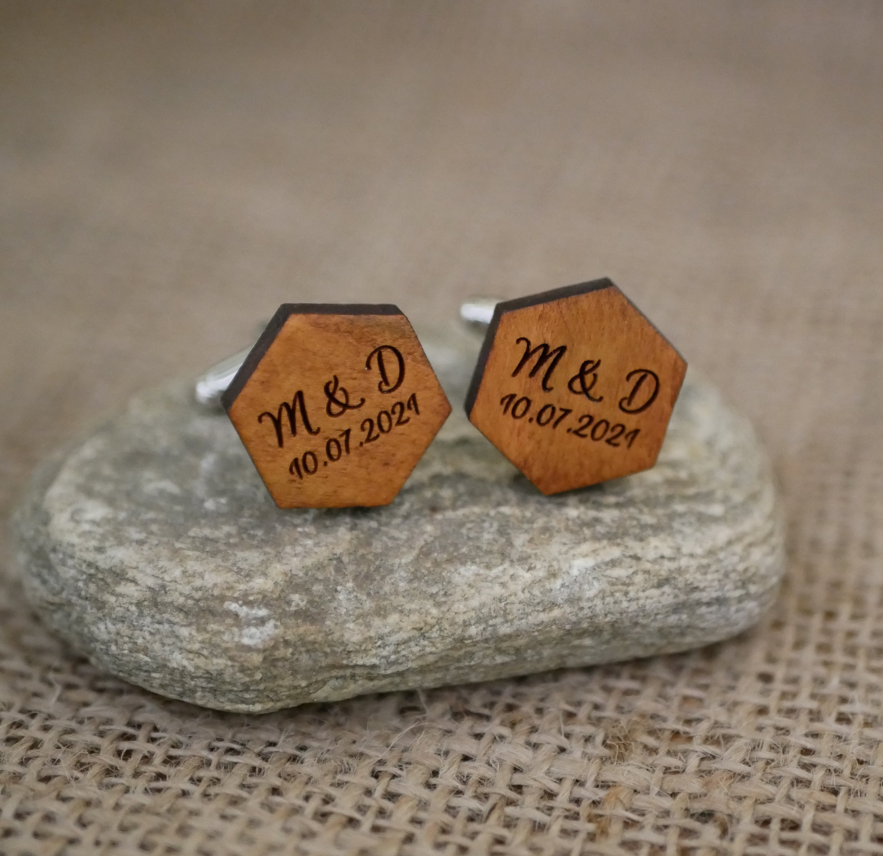 Zeshoekige houten manchetknopen om te personaliseren