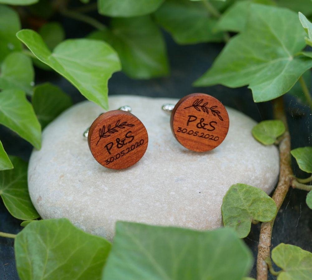Houten manchetknopen Kersen rond te graveren 18mm