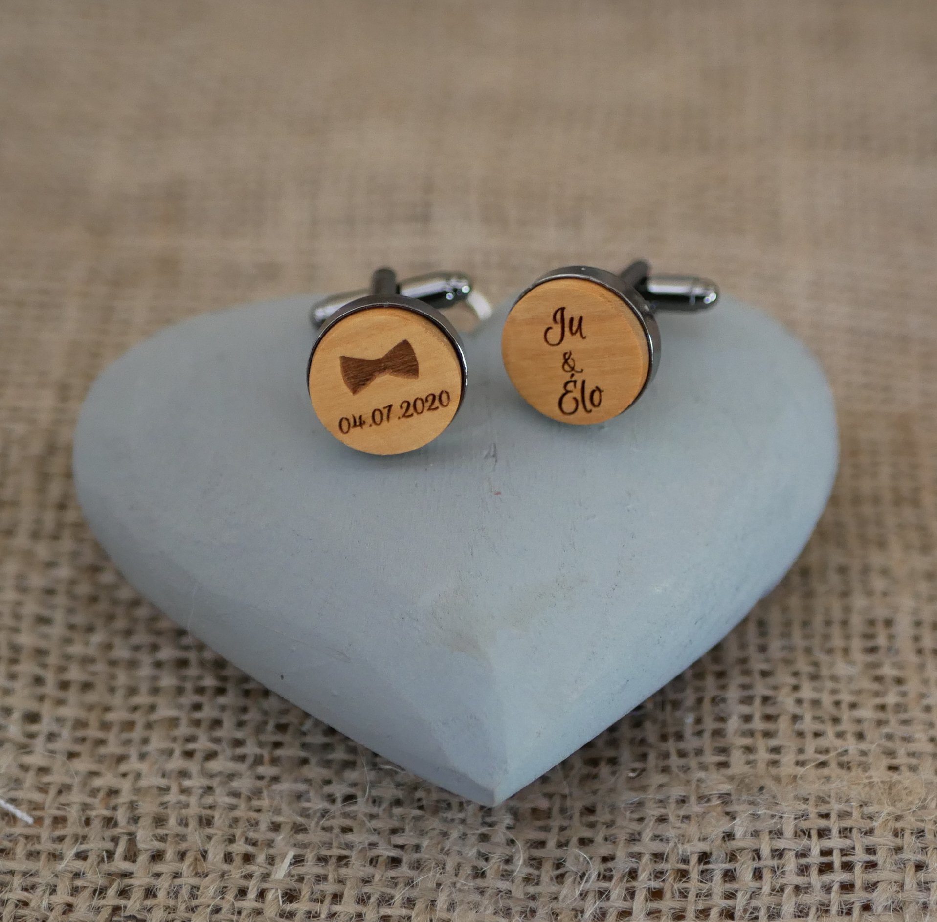 Houten manchetknopen set in donker staal 16mm personaliseerbaar