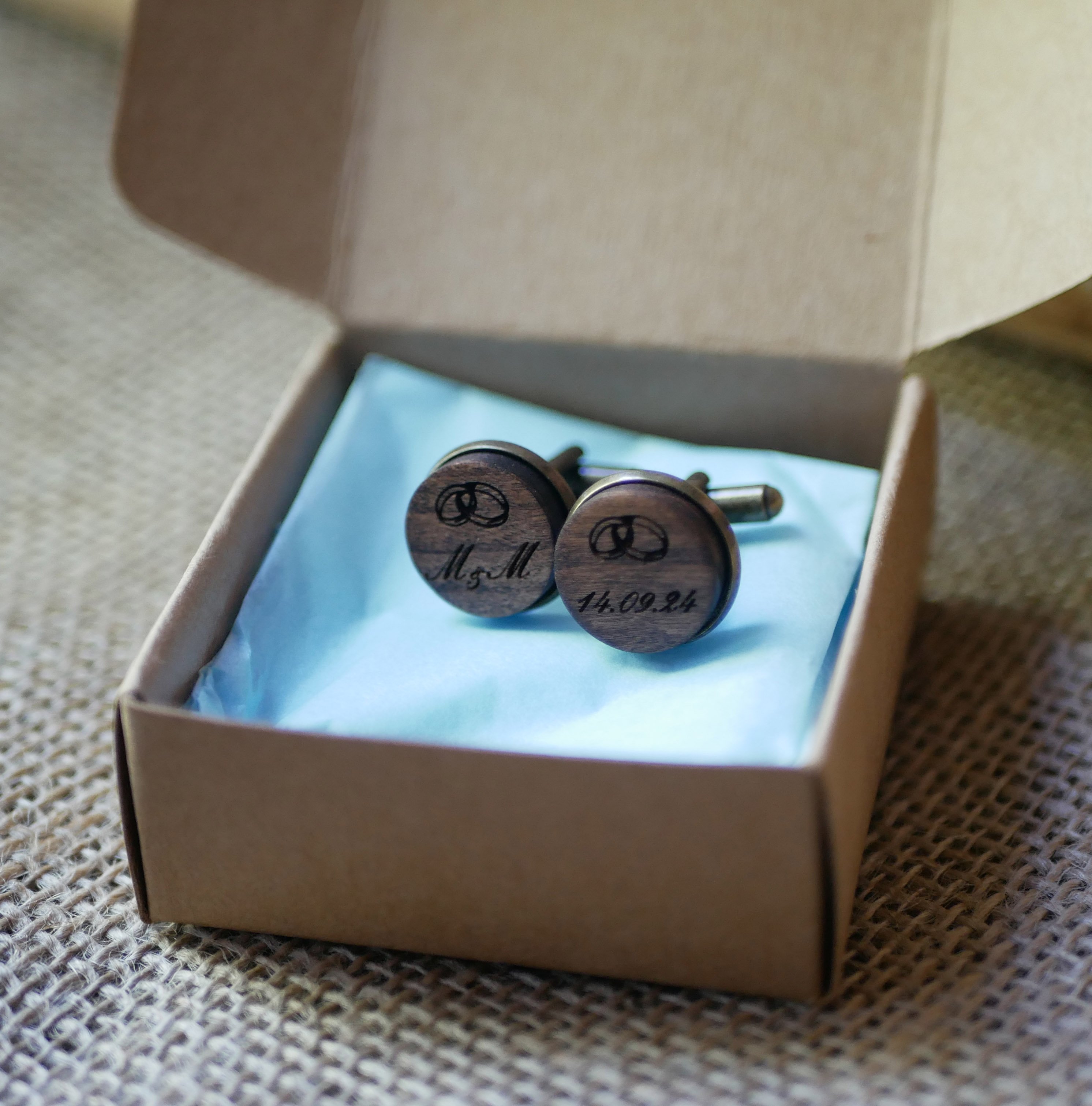 Houten manchetknopen gezet in verouderd brons 16 mm personaliseerbaar