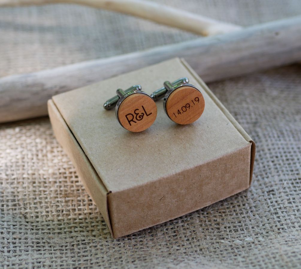 Houten manchetknopen set in donker staal 16mm personaliseerbaar