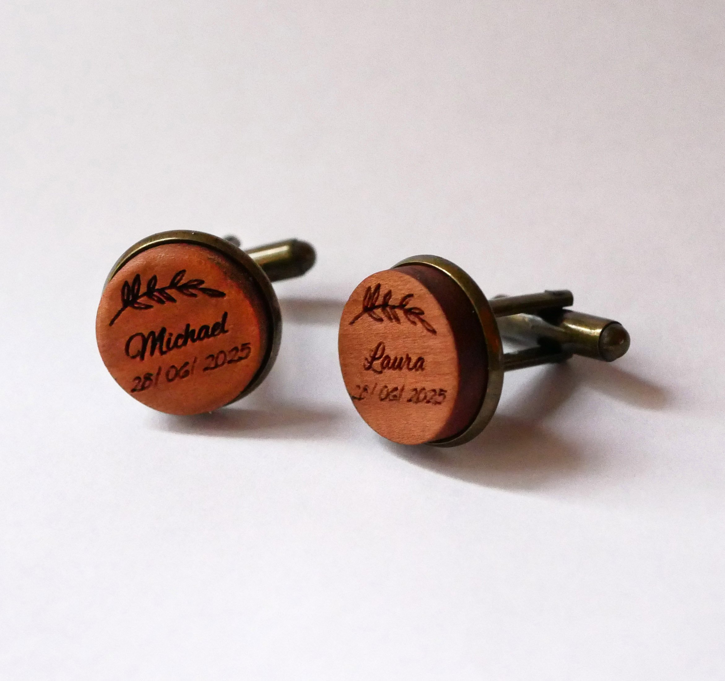 Houten manchetknopen gezet in verouderd brons 16 mm personaliseerbaar