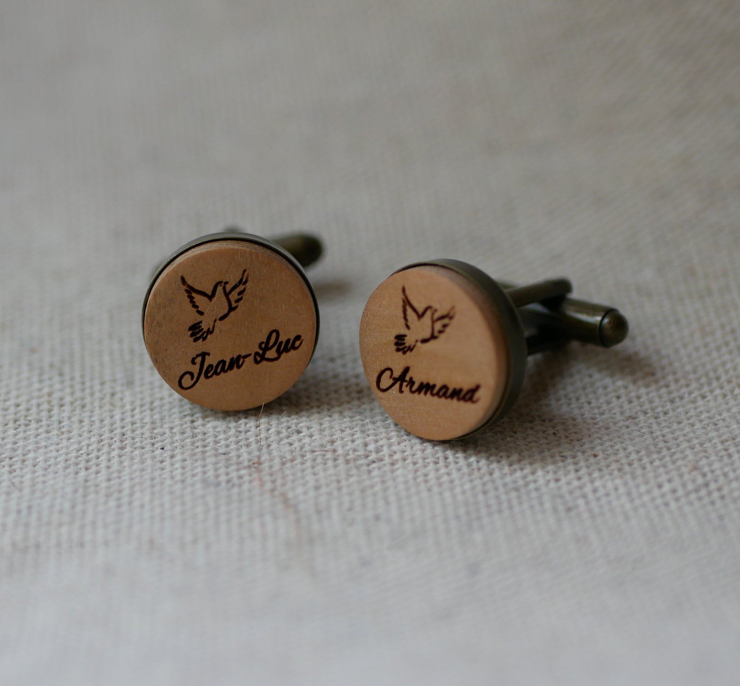 Houten manchetknopen gezet in verouderd brons 16 mm personaliseerbaar