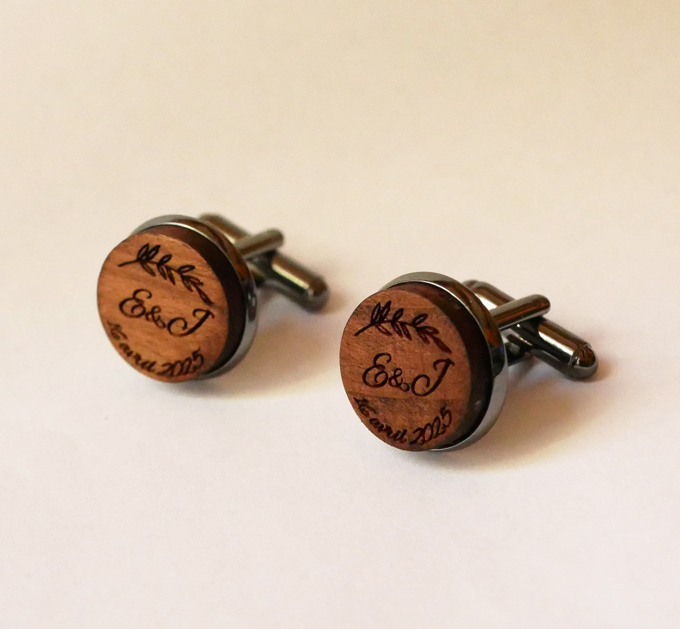 Houten manchetknopen set in donker staal 16mm personaliseerbaar