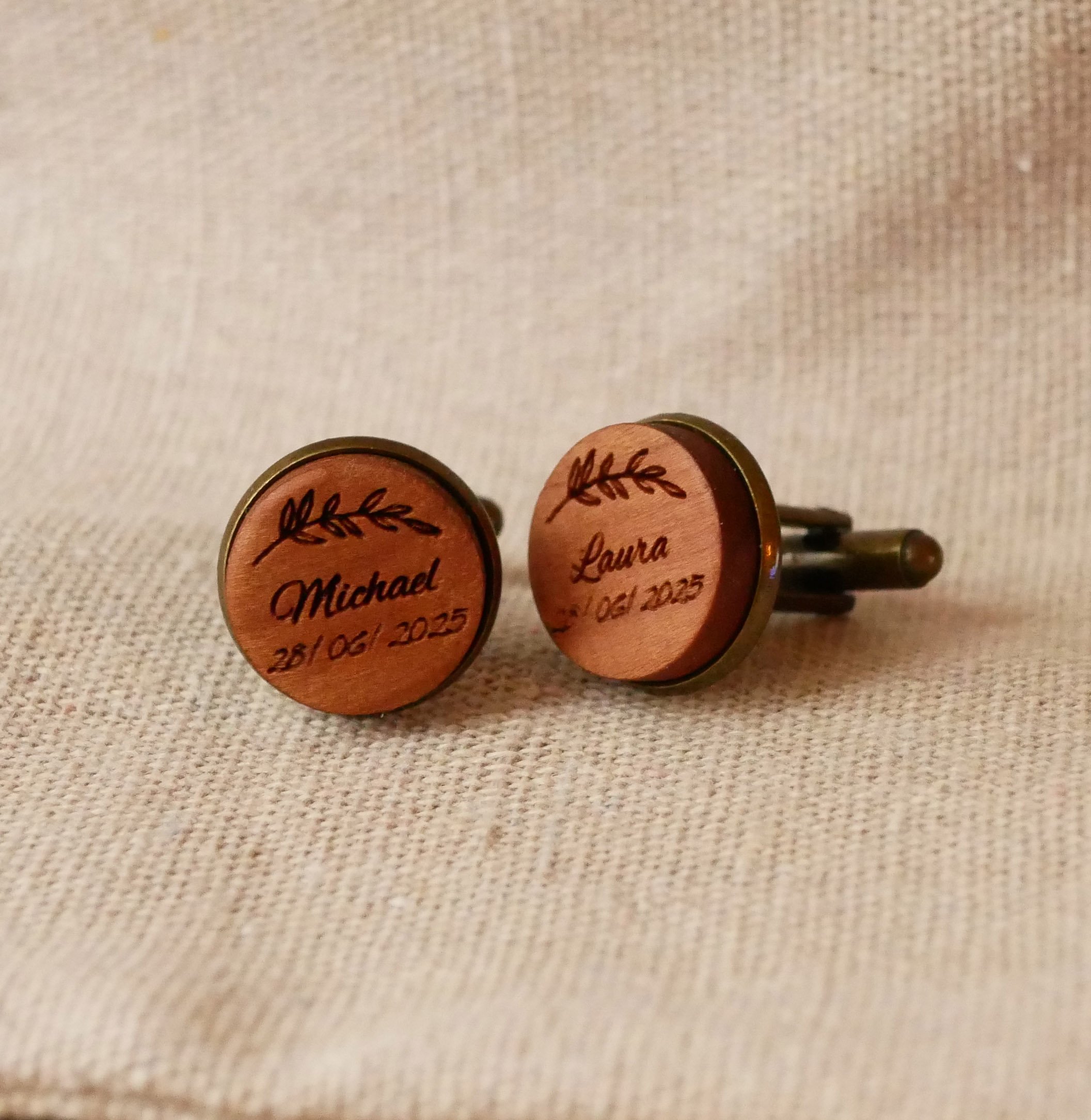 Houten manchetknopen gezet in verouderd brons 16 mm personaliseerbaar