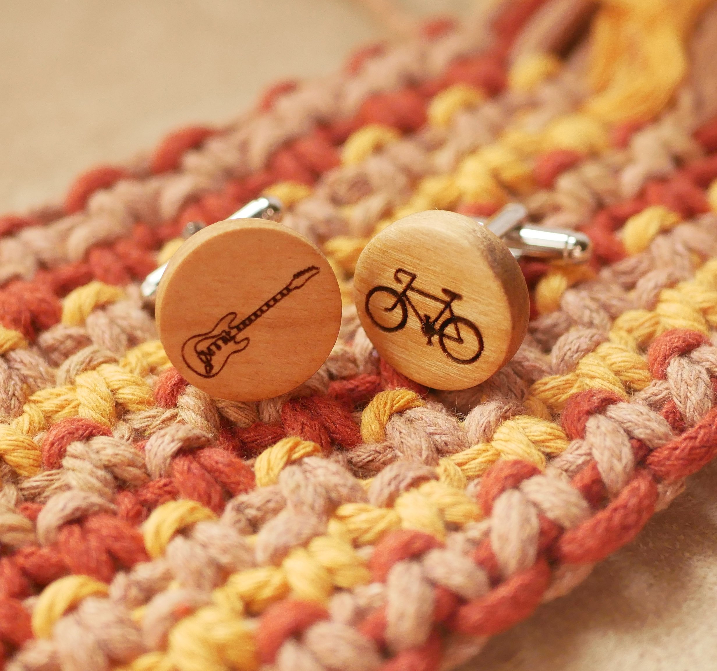 Kersenhouten manchetknopen met je eigen ontwerpen gegraveerd