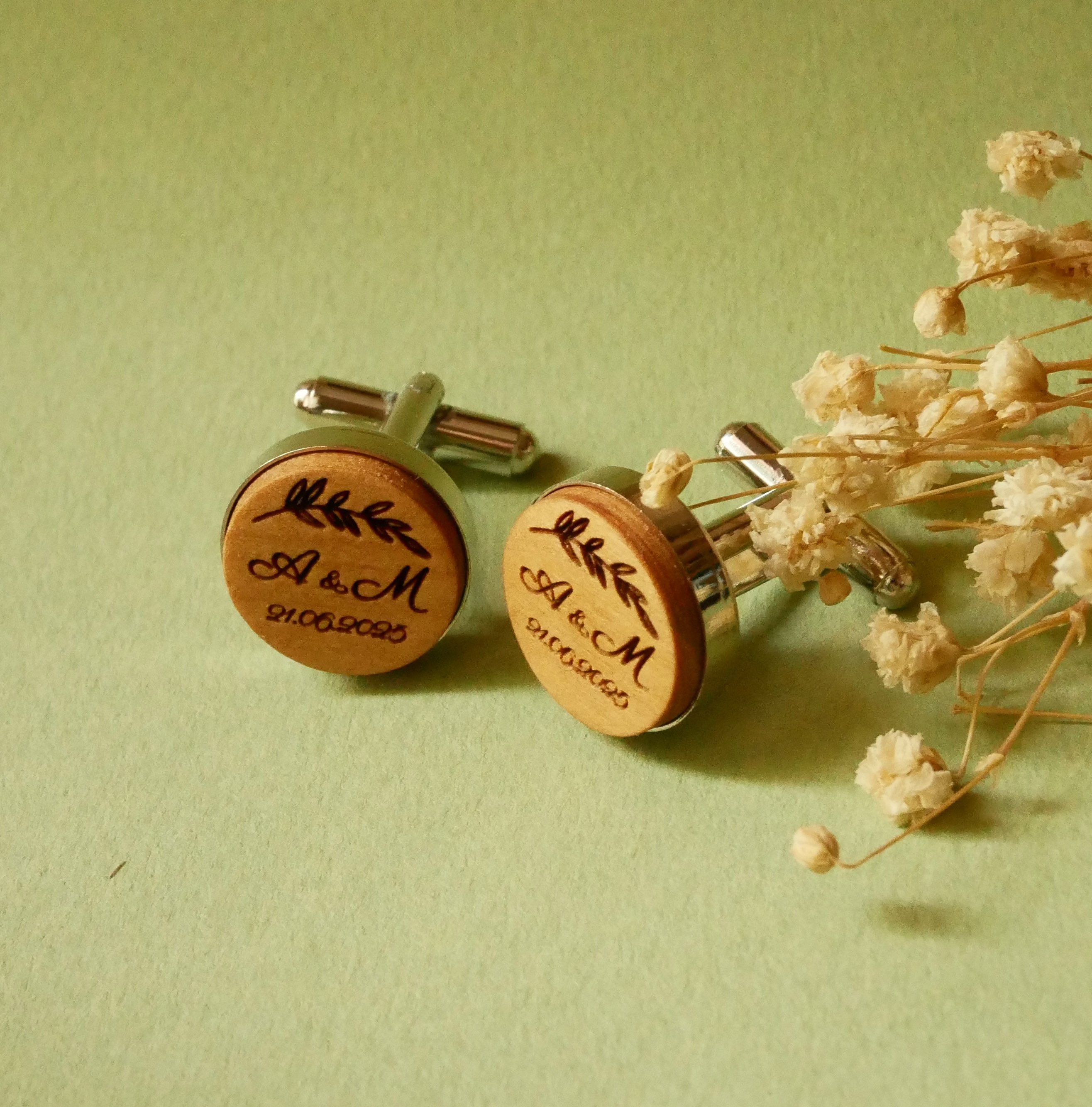 Manchetknopen gezet in platina zilver 16 mm in gegraveerd hout 