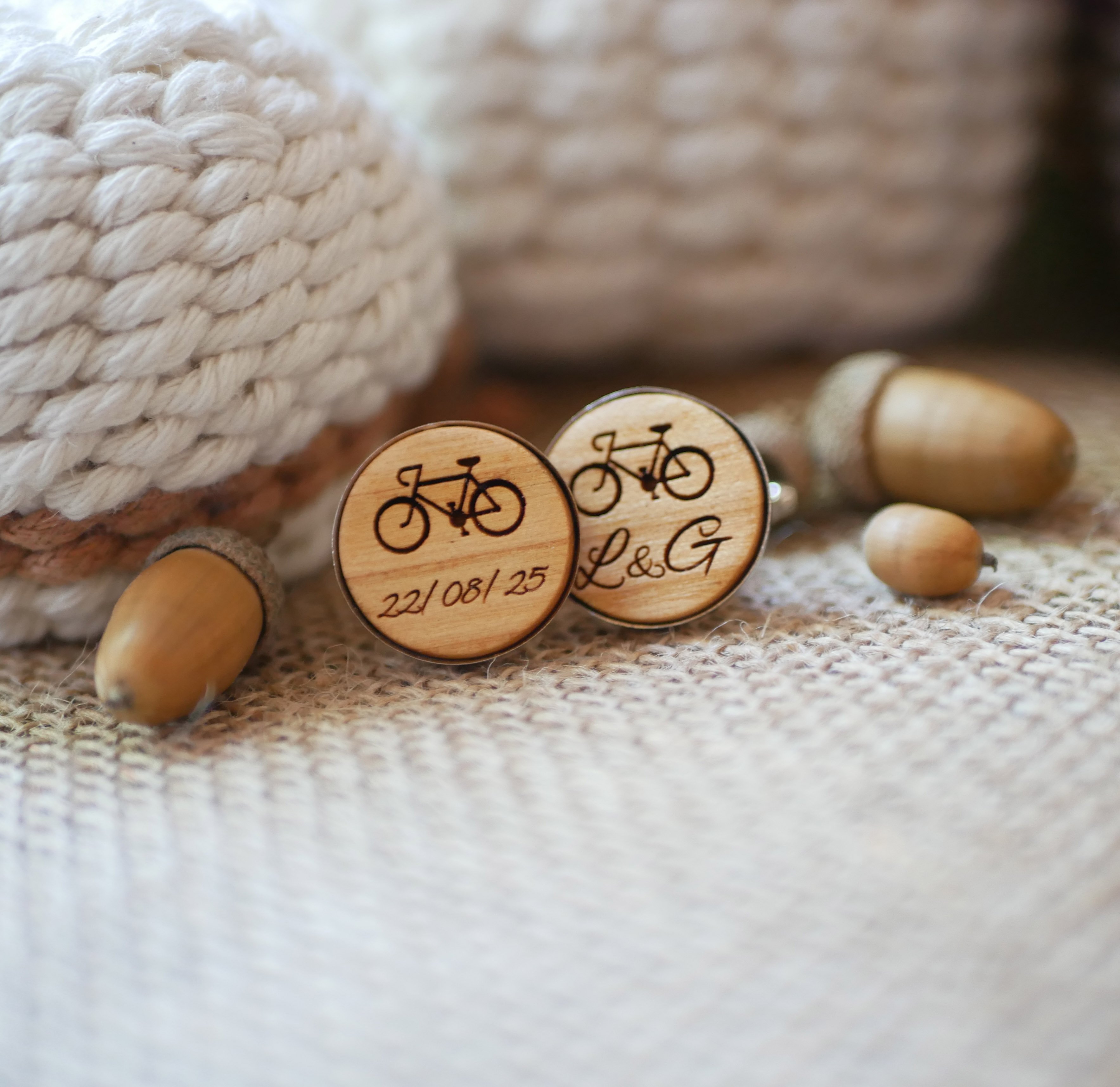 Manchetknopen gezet in platina zilver 16 mm in gegraveerd hout 