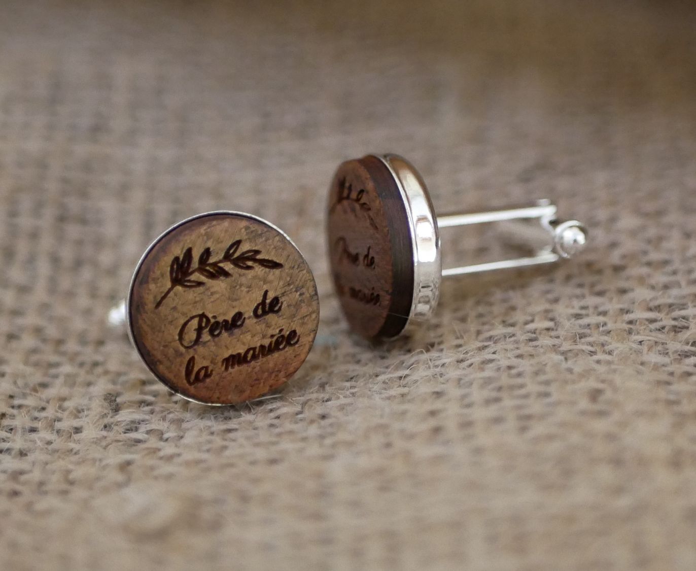 Manchetknopen gezet in platina zilver 16 mm in gegraveerd hout 